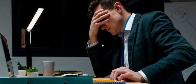 Retrato de hombre adulto trabajando desde casa por la noche