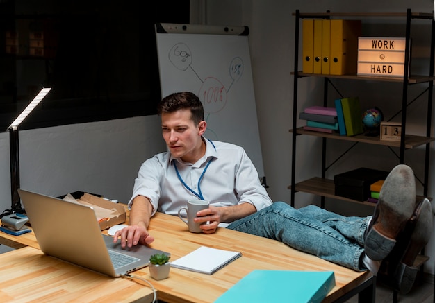 Retrato de hombre adulto trabajando desde casa por la noche