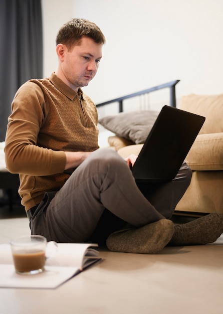 Retrato de hombre adulto trabajando desde casa