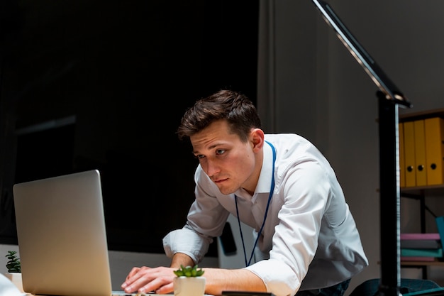 Retrato de hombre adulto trabajando desde casa