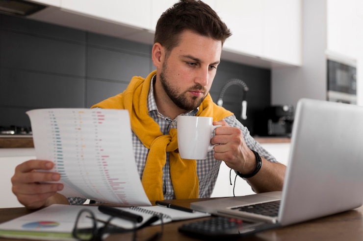 Foto gratuito retrato de hombre adulto trabajando desde casa