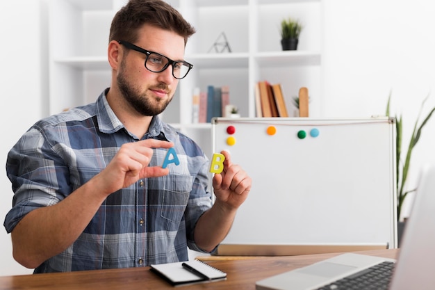 Retrato de hombre adulto trabajando desde casa