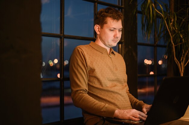 Retrato de hombre adulto trabajando en la computadora portátil