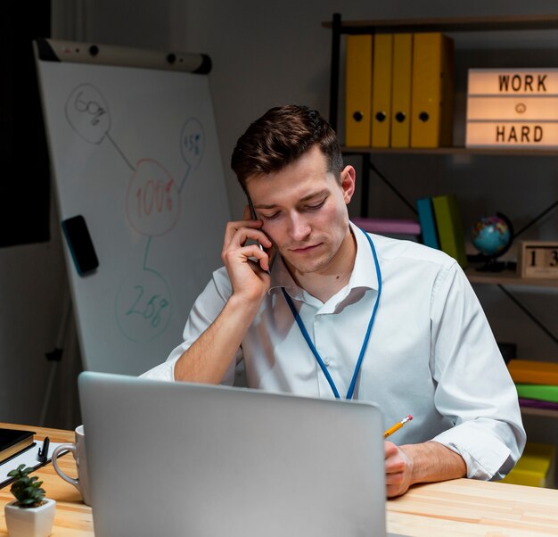 Foto gratuita retrato de hombre adulto trabajando de noche