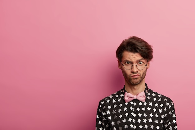 Retrato de hombre sin afeitar disgustado con corte de pelo de moda