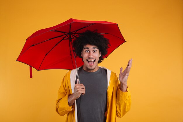 Retrato de un hombre africano emocionado feliz