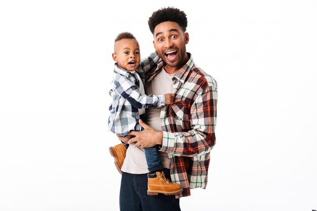 Retrato de un hombre africano feliz con su pequeño hijo