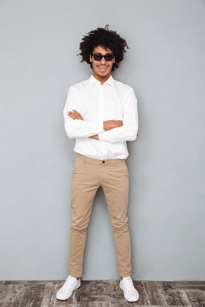 Retrato de un hombre africano riendo feliz en camisa blanca