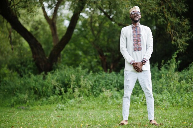 retrato, de, hombre africano, en, ropa tradicional, en, parque