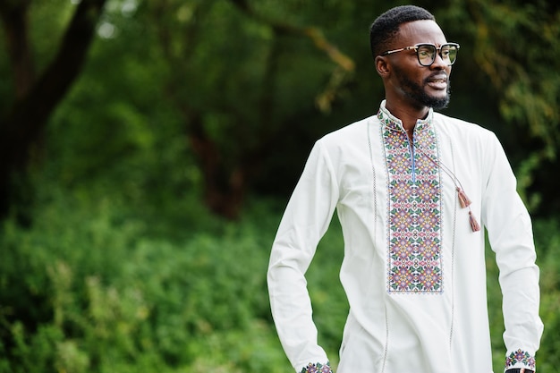 Foto gratuita retrato, de, hombre africano, en, ropa tradicional, en, parque