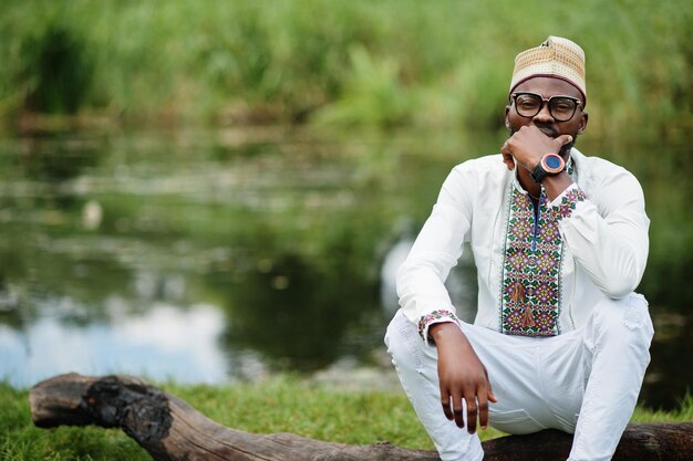 retrato, de, hombre africano, en, ropa tradicional, en, parque