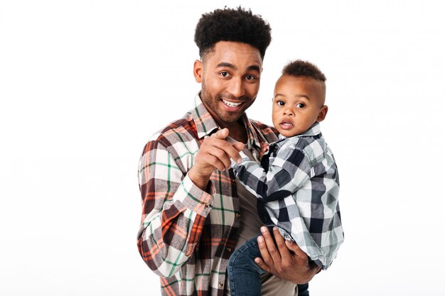 Retrato de un hombre africano sonriente con su pequeño hijo