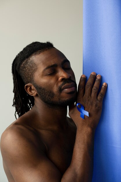 Retrato de hombre afroamericano con cinta azul