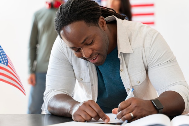 Retrato de hombre afroamericano en el día de registro de votantes