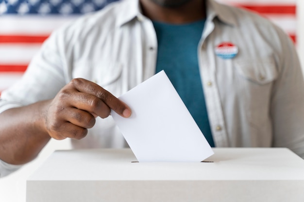 Retrato de hombre afroamericano en el día de registro de votantes