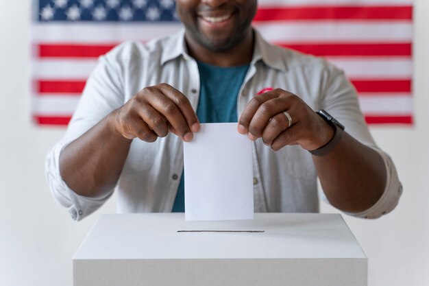 Retrato de hombre afroamericano en el día de registro de votantes