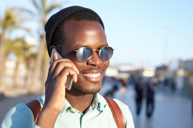 Retrato de hombre afroamericano con estilo