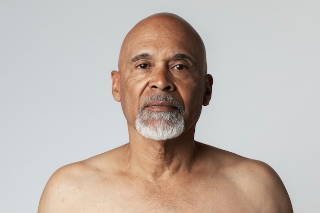 Foto gratuita retrato de un hombre afroamericano senior semi-desnudo