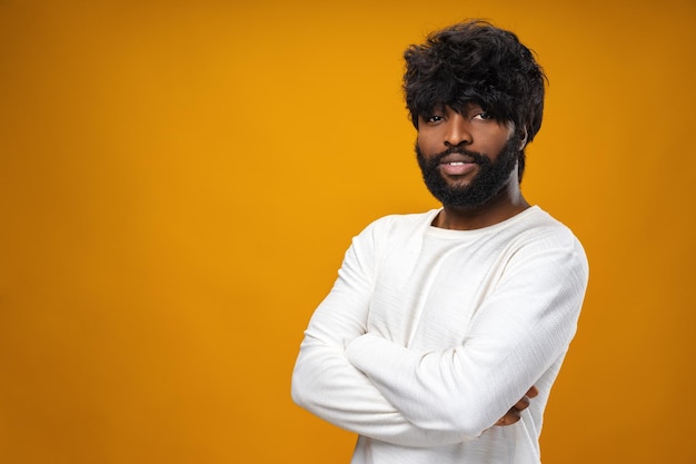 Retrato de un hombre afroamericano serio en estudio