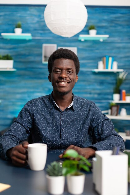 Retrato de hombre afroamericano sonriendo a la cámara