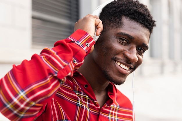 Retrato de hombre afroamericano sonriendo