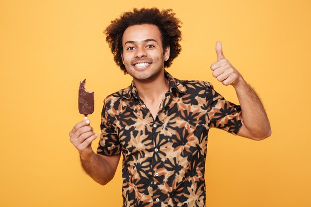 Retrato de un hombre afroamericano sonriente con helado