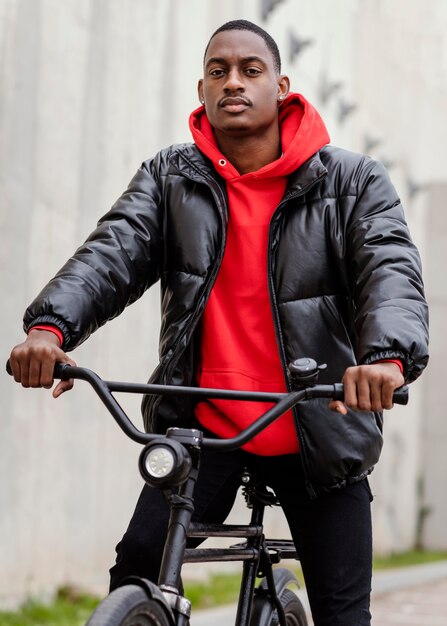 Retrato de hombre afroamericano y su bicicleta