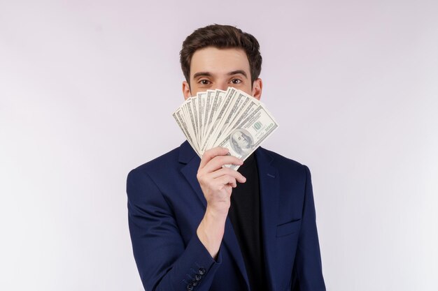 Retrato de un hombre alegre con billetes de dólar sobre fondo blanco.