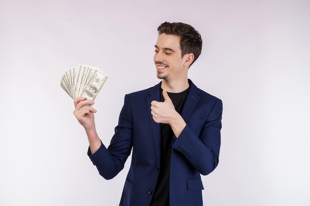 Retrato de un hombre alegre con billetes de dólar sobre fondo blanco.