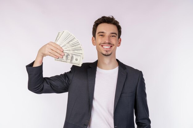 Retrato de un hombre alegre con billetes de dólar sobre fondo blanco.