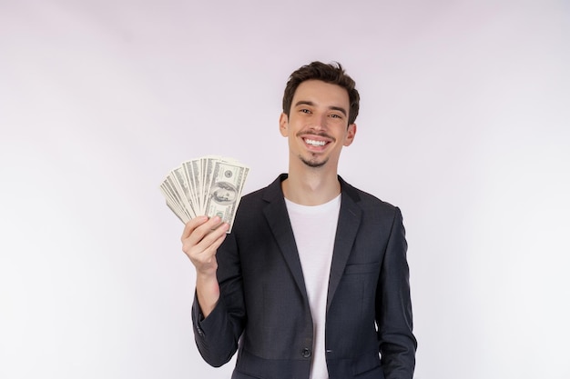 Retrato de un hombre alegre con billetes de dólar sobre fondo blanco.