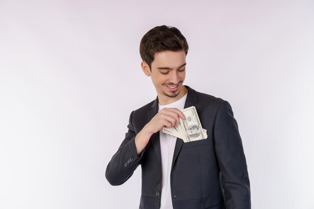 Retrato de un hombre alegre con billetes de dólar sobre fondo blanco.