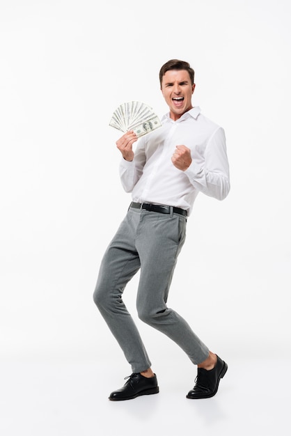 Retrato de un hombre alegre en camisa blanca