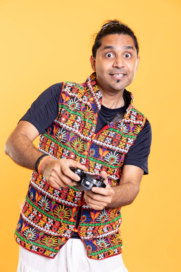 Foto gratuito retrato de un hombre alegre entreteniéndose con videojuegos usando un controlador