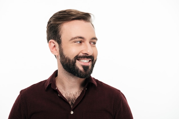 Retrato de un hombre alegre feliz sonriendo y mirando a otro lado