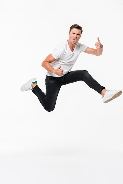 Retrato de un hombre alegre y positivo