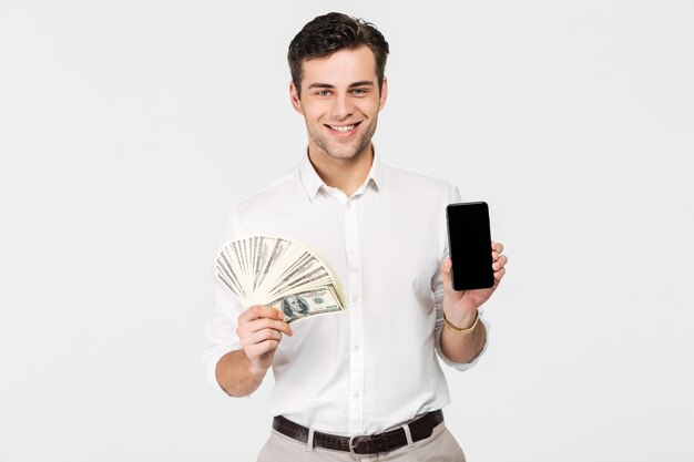 Retrato de un hombre alegre y sonriente