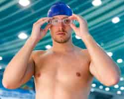 Foto gratuita retrato de hombre arreglando gafas de natación