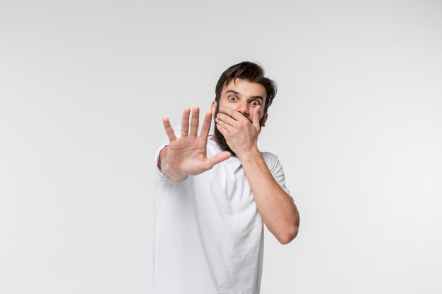 Retrato del hombre asustado en blanco