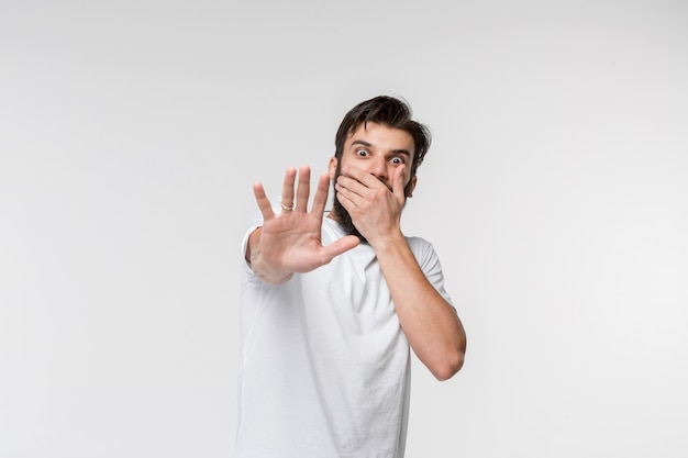 Retrato del hombre asustado en blanco