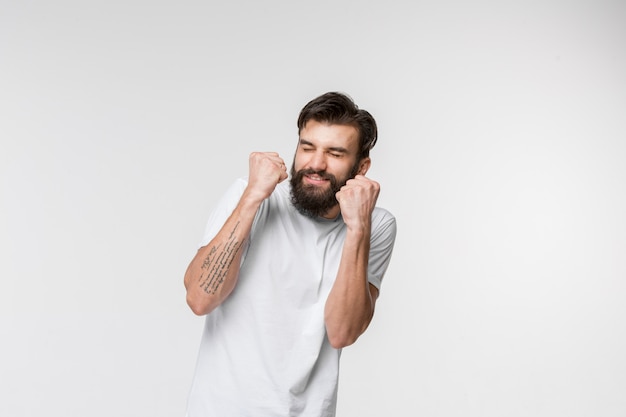 Retrato del hombre asustado en blanco