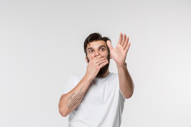 Retrato del hombre asustado en blanco