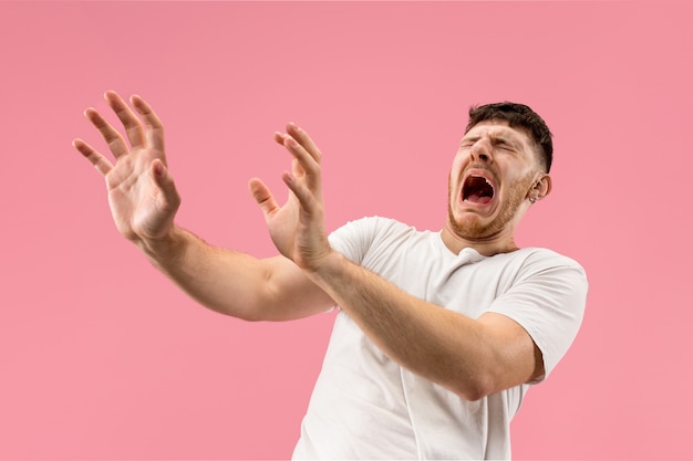 Retrato del hombre asustado en rosa