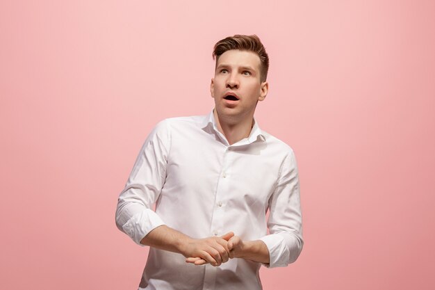 Retrato del hombre asustado en rosa