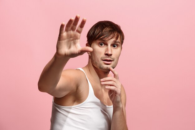 Retrato del hombre asustado en rosa