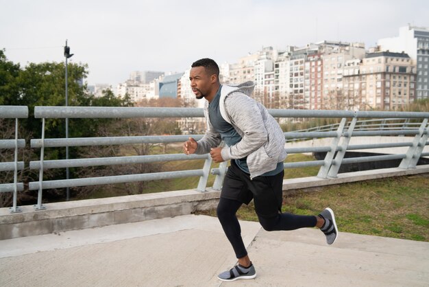 Retrato de un hombre atlético corriendo.