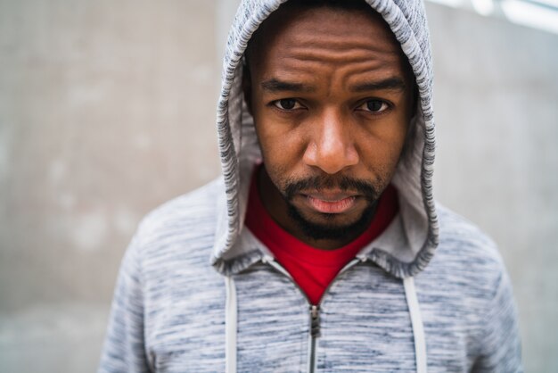 Retrato de un hombre atlético.