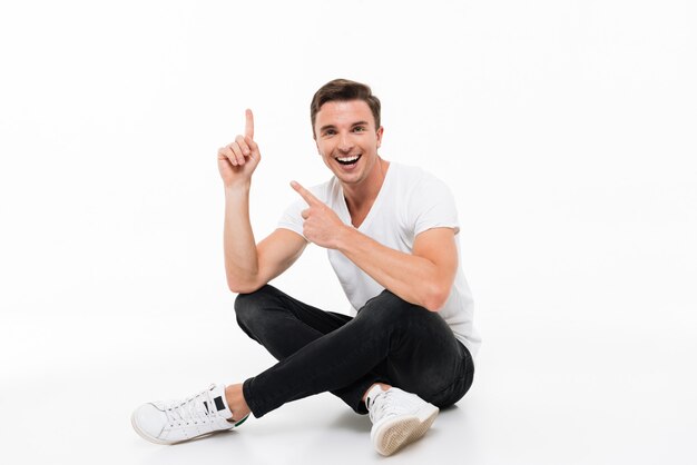 Retrato de un hombre atractivo feliz en camiseta blanca