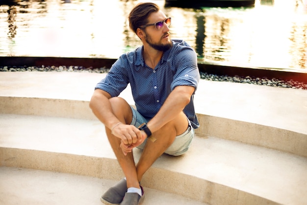 Foto gratuita retrato de hombre atractivo con gafas de sol al aire libre