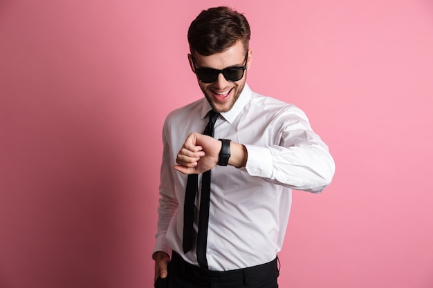 Retrato de un hombre atractivo sonriente en camisa blanca